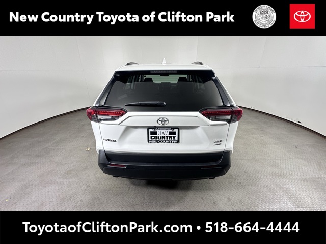 2022 Toyota RAV4 XLE photo 3