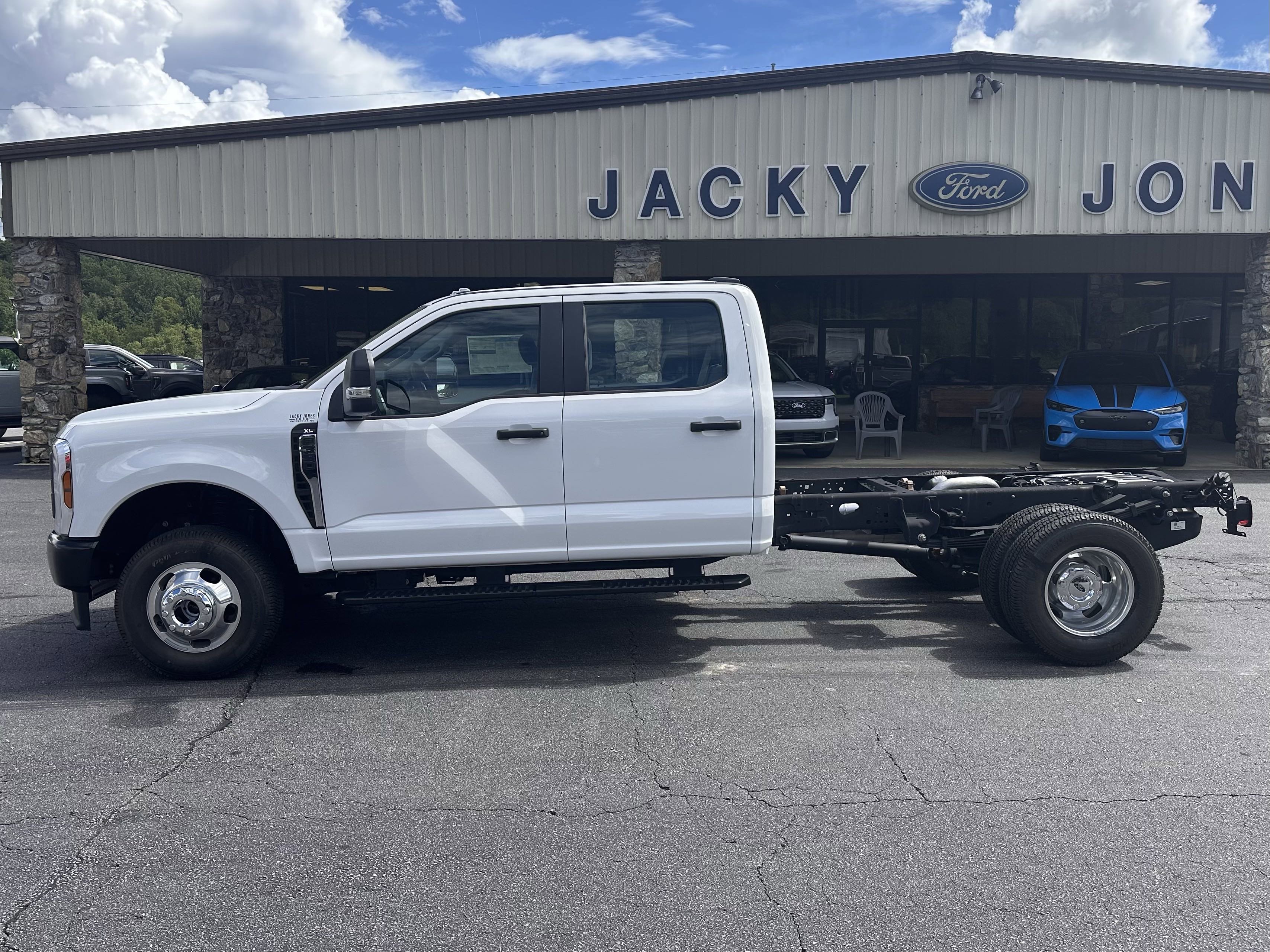 2025 Ford F-350 Super Duty Chassis Cab XL's photo