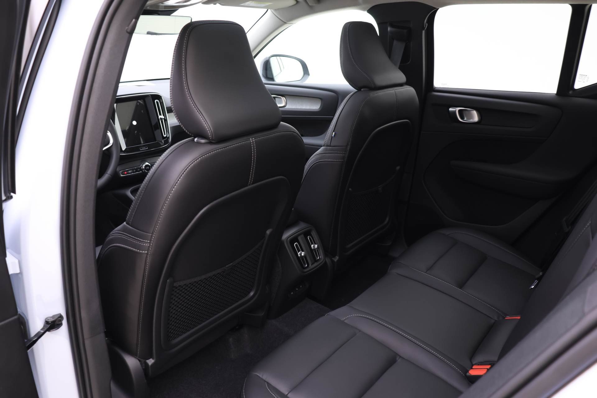 2026 Volvo XC40 Plus photo 9