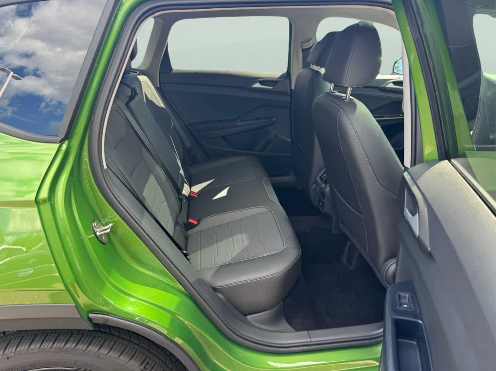 2025 Volkswagen Taos SE photo 35