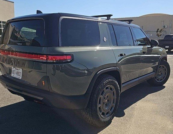 2026 Rivian R1S Premium photo 2