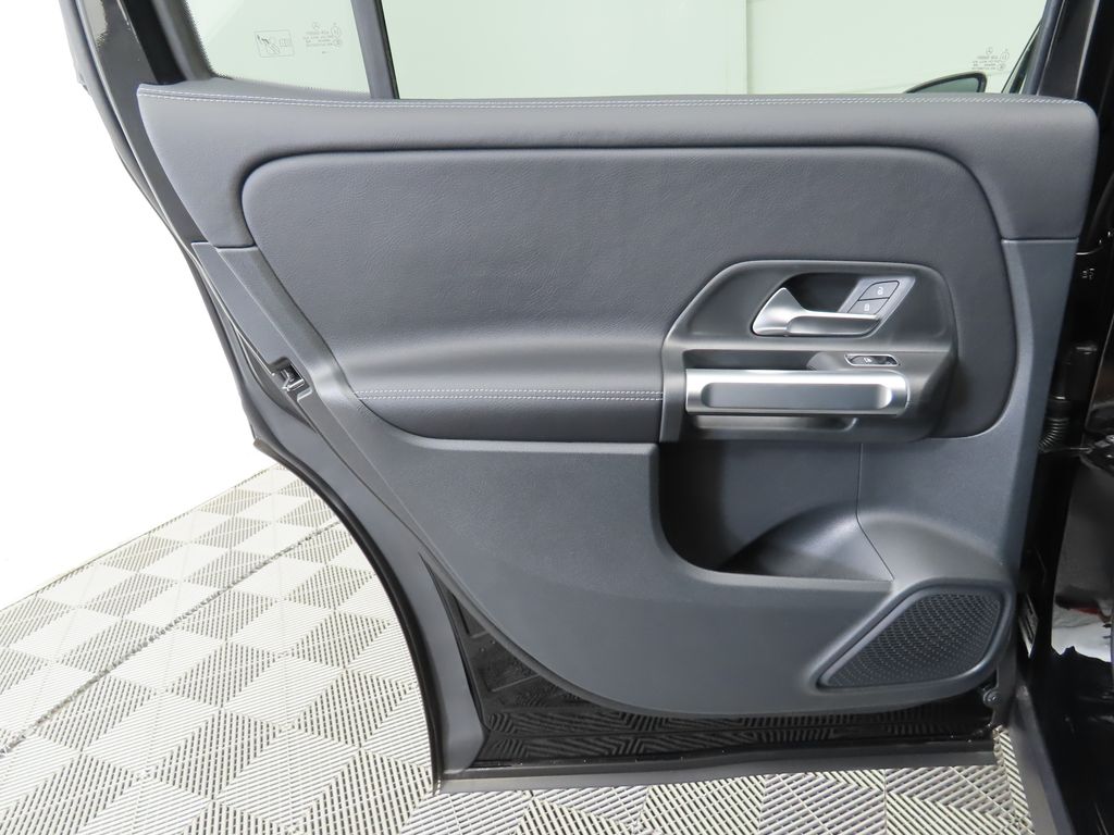 2025 Mercedes Benz GLB 250 photo 26