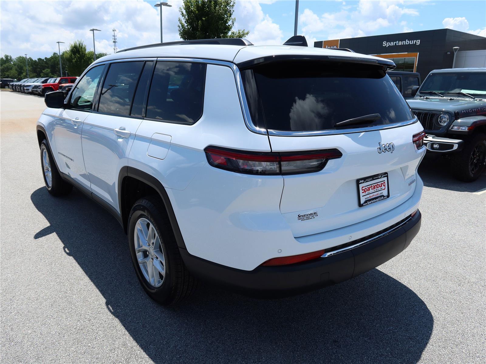 2025 Jeep Grand Cherokee Laredo photo 2