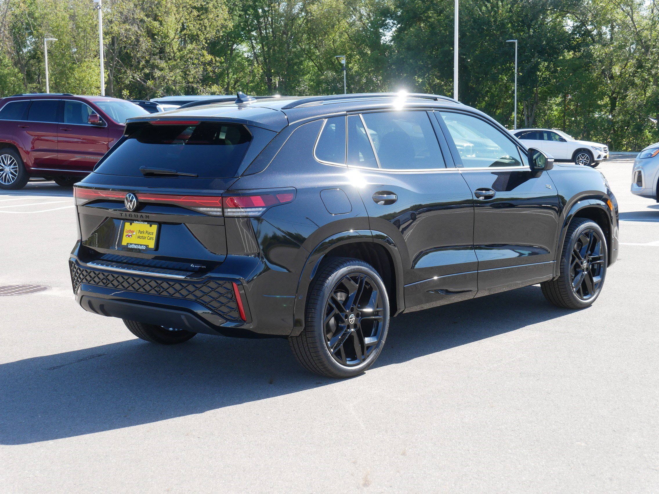 2025 Volkswagen Tiguan SE R-Line Black photo 2