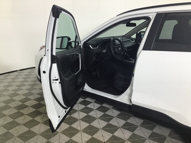 2021 Toyota RAV4 LE photo 9