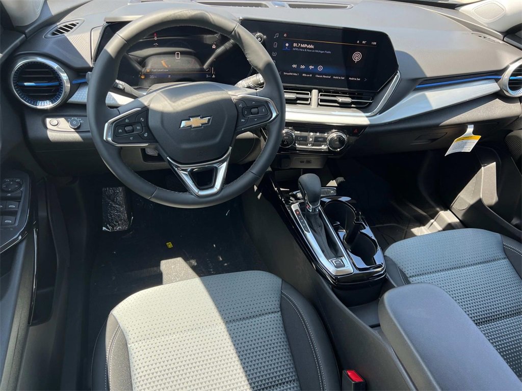 2025 Chevrolet Trax LT photo 3