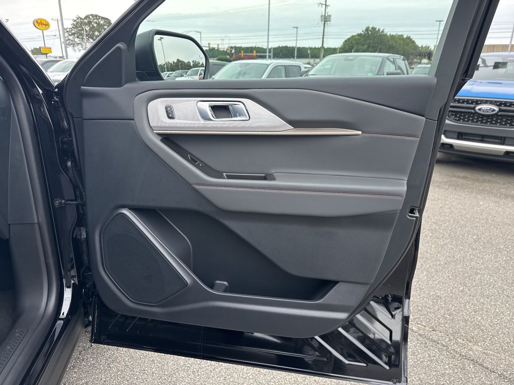 2025 Ford Explorer photo 23