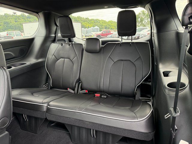 2026 Chrysler Pacifica Limited photo 5