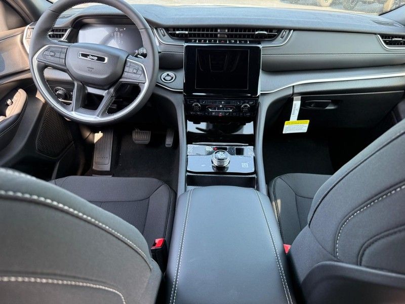 2025 Jeep Grand Cherokee Laredo X photo 6
