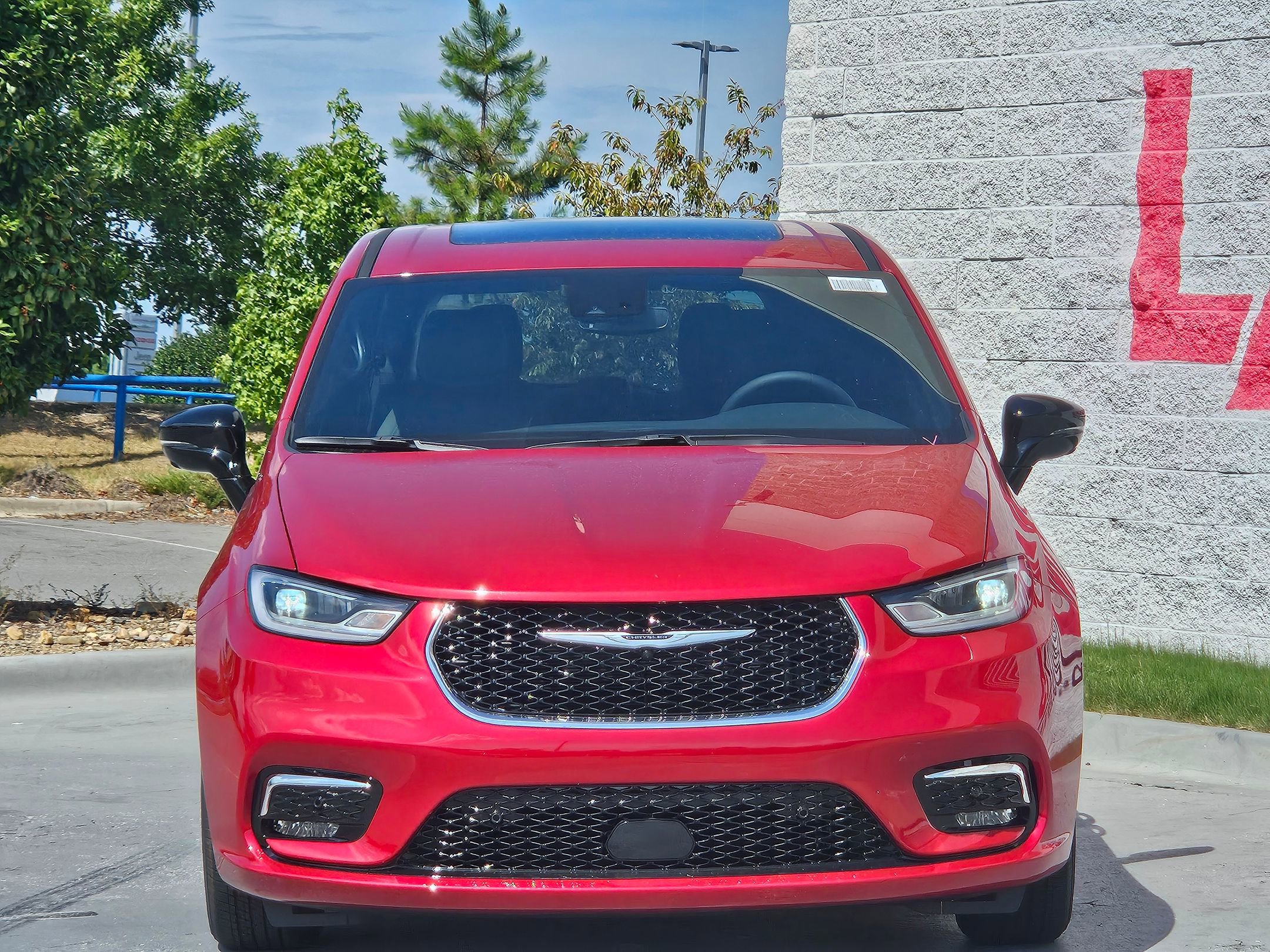 2025 Chrysler Pacifica photo 2
