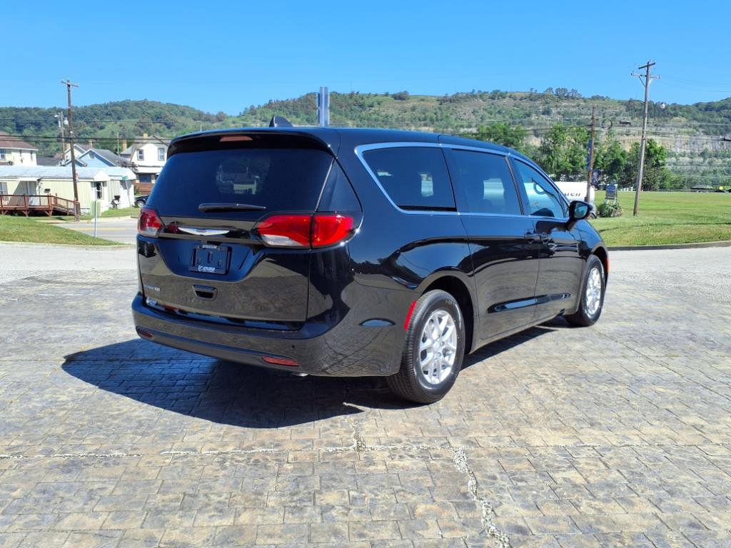 2025 Chrysler Voyager LX photo 5