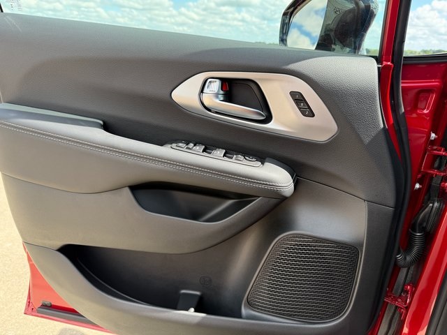 2026 Chrysler Pacifica Limited photo 17