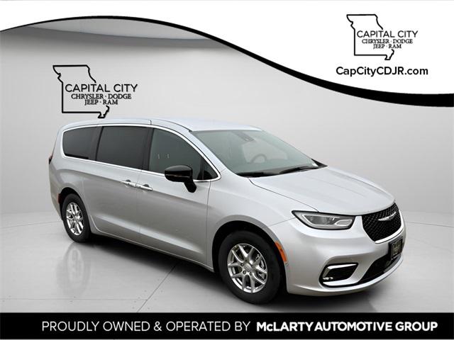 2026 Chrysler Pacifica Select's photo