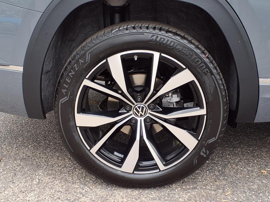 2025 Volkswagen Atlas SEL Premium R-Line photo 3