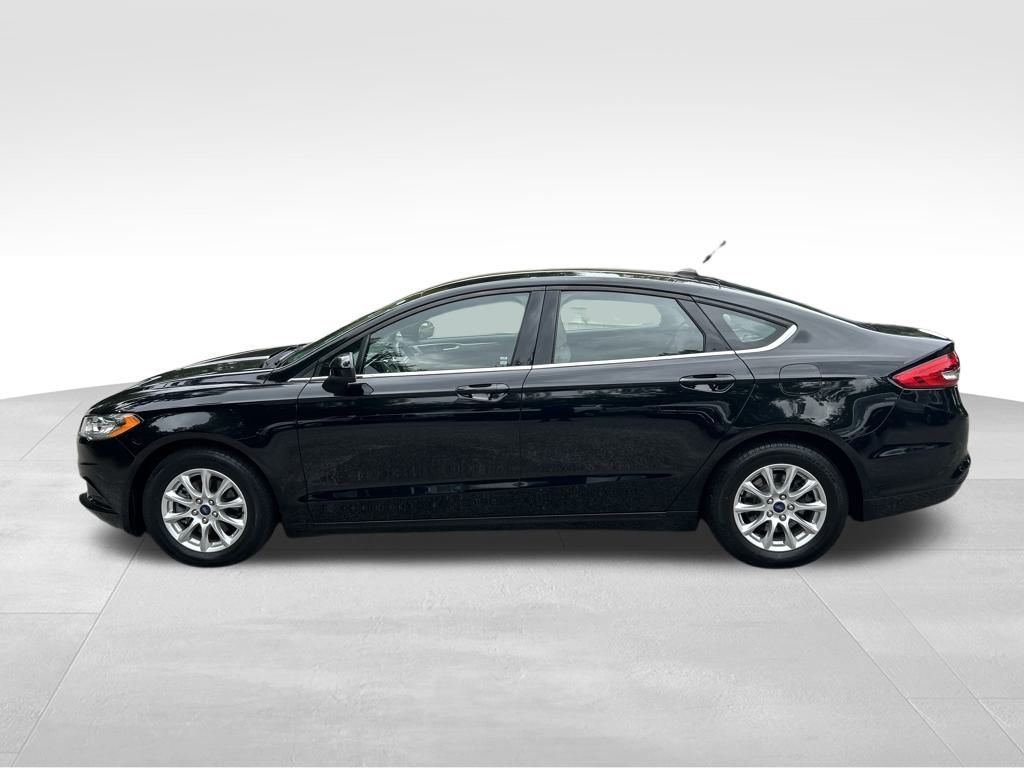 2017 Ford Fusion SE photo 2