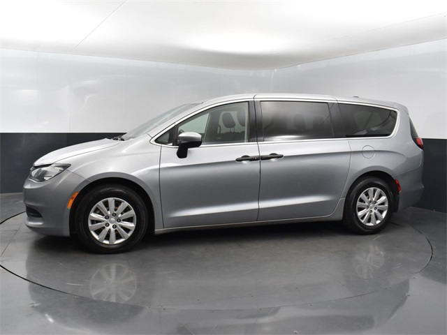 2021 Chrysler Voyager L photo 2