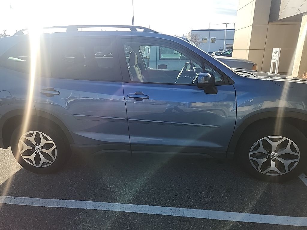 2023 Subaru Forester Premium photo 2