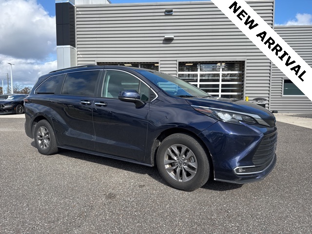 2024 Toyota Sienna XLE's photo