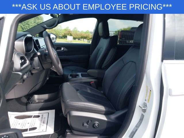 2025 Chrysler Pacifica photo 3