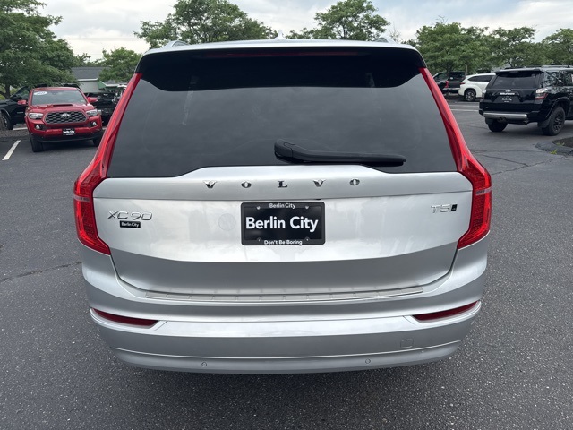 2022 Volvo XC90 T5 Momentum photo 4