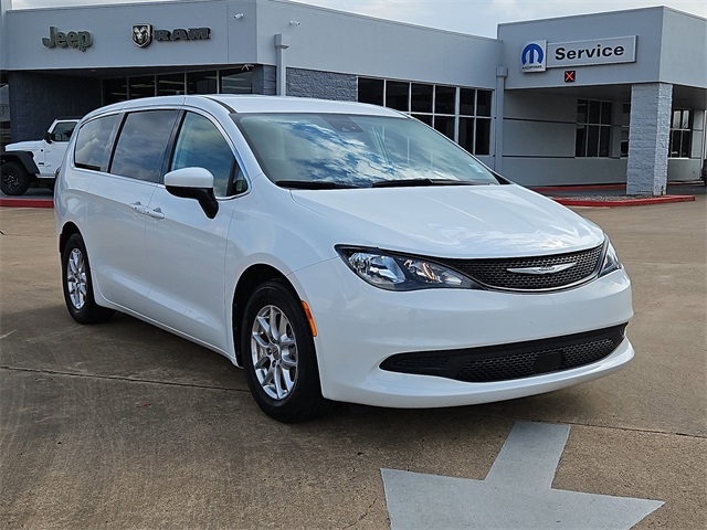 PRE-OWNED 2023 CHRYSLER VOYAGER LX's photo