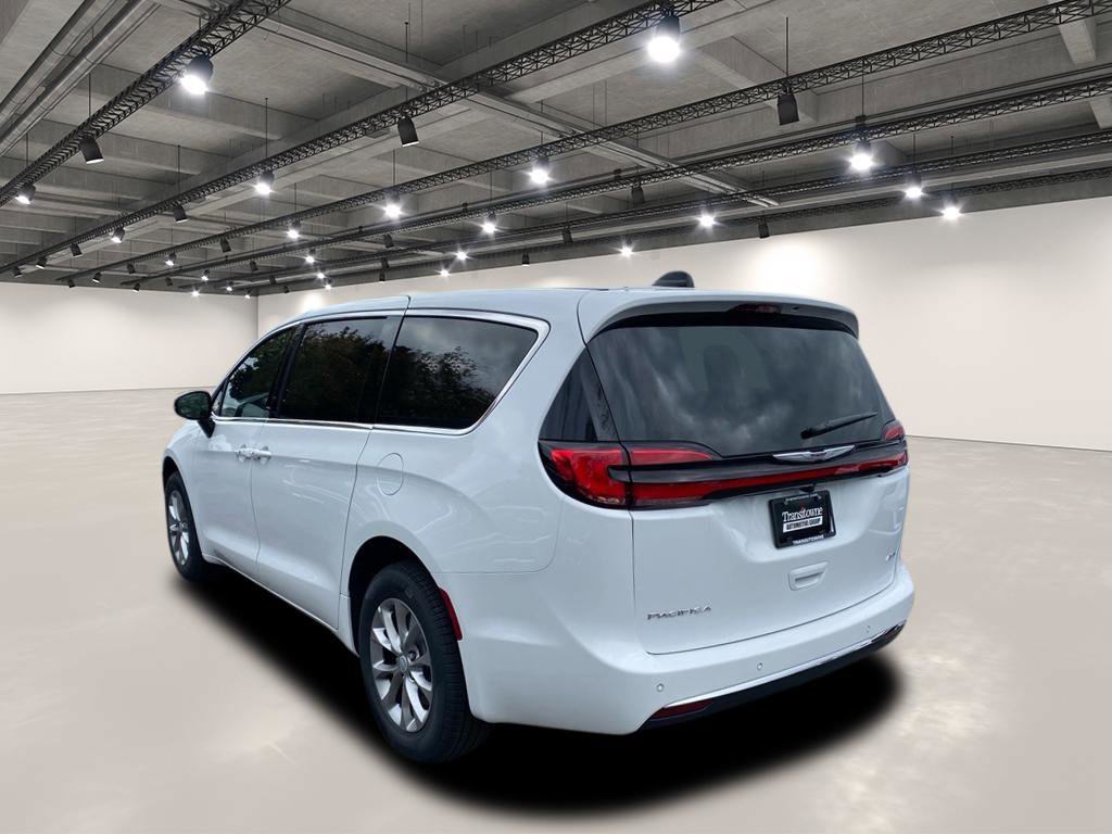 2026 Chrysler Pacifica photo 2