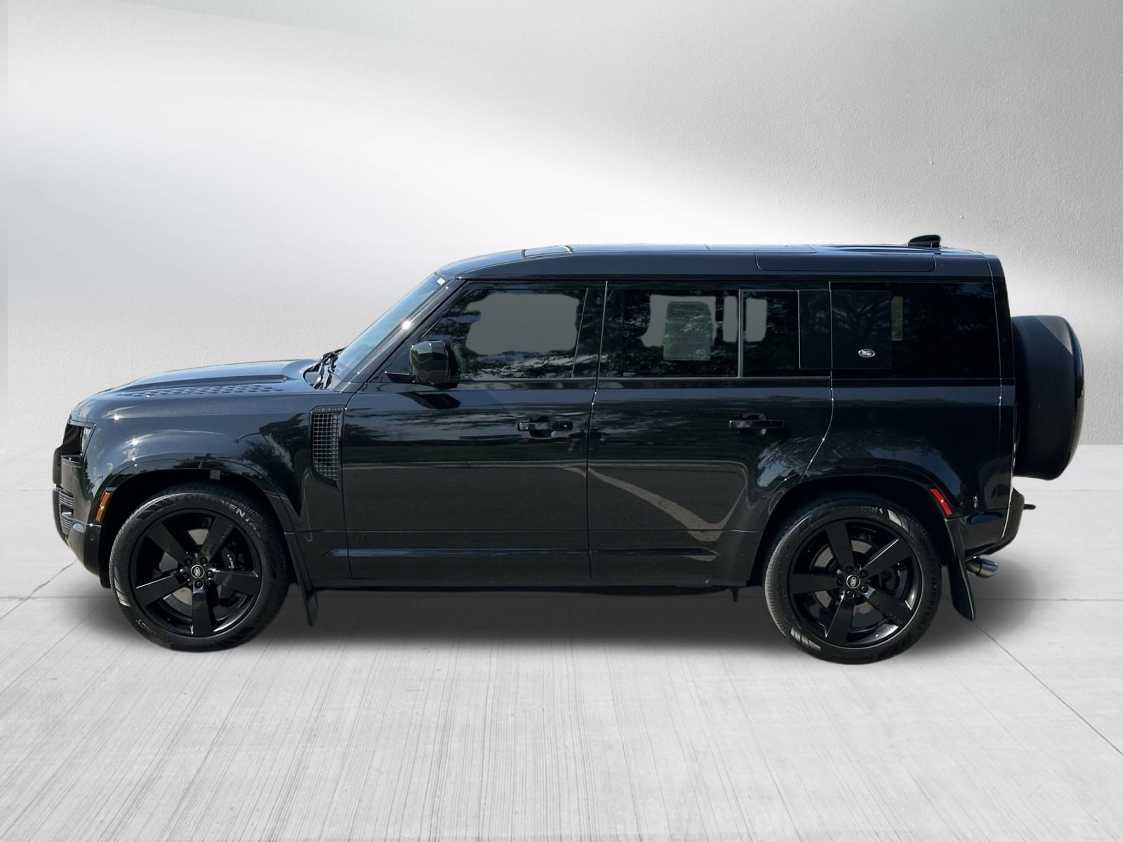 2024 Land Rover Defender V8 photo 4