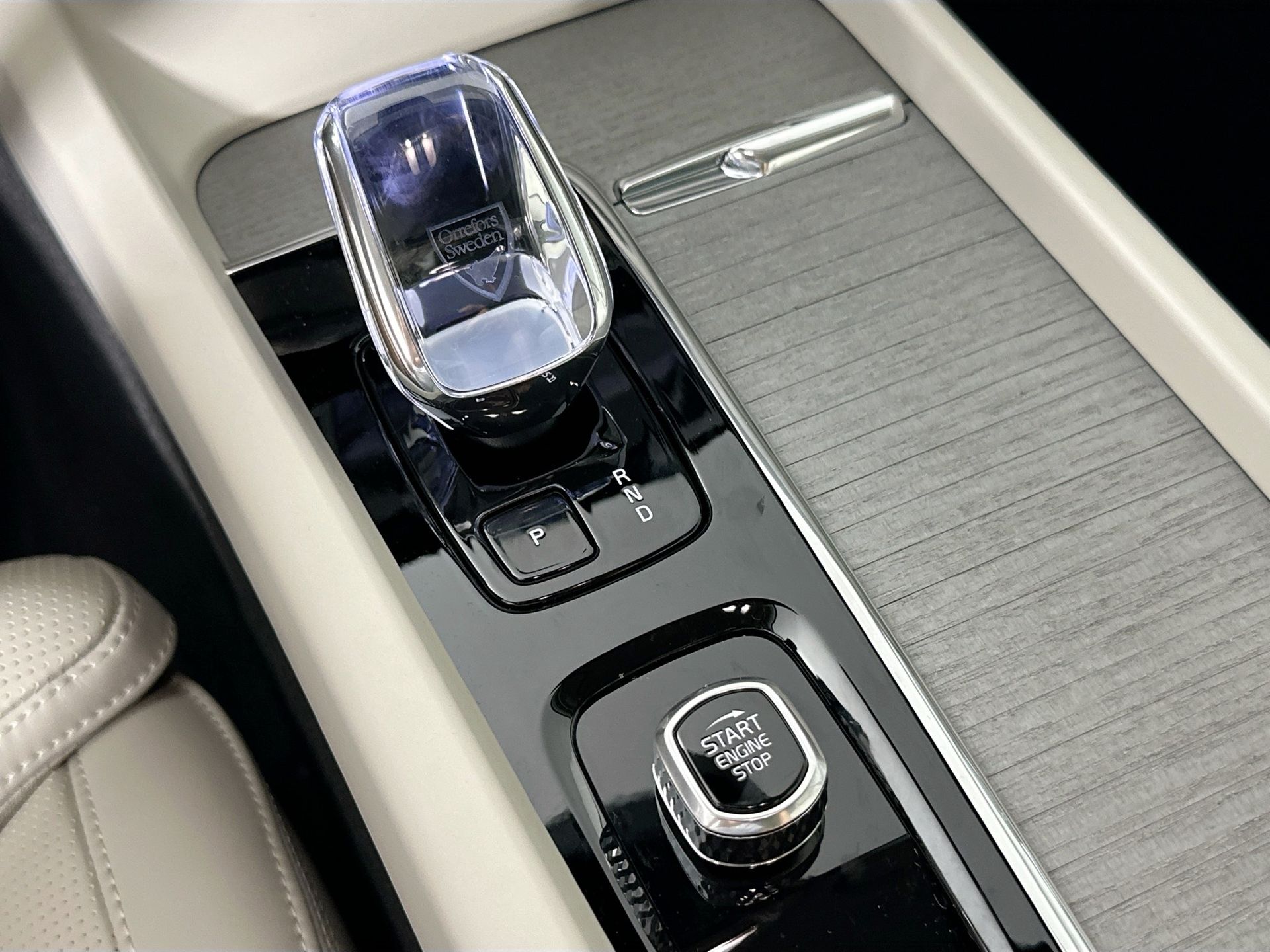 2025 Volvo XC60 T8 photo 7