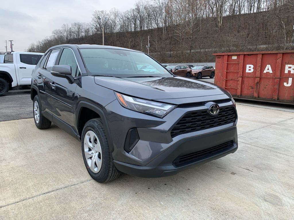 2025 Toyota RAV4 LE's photo