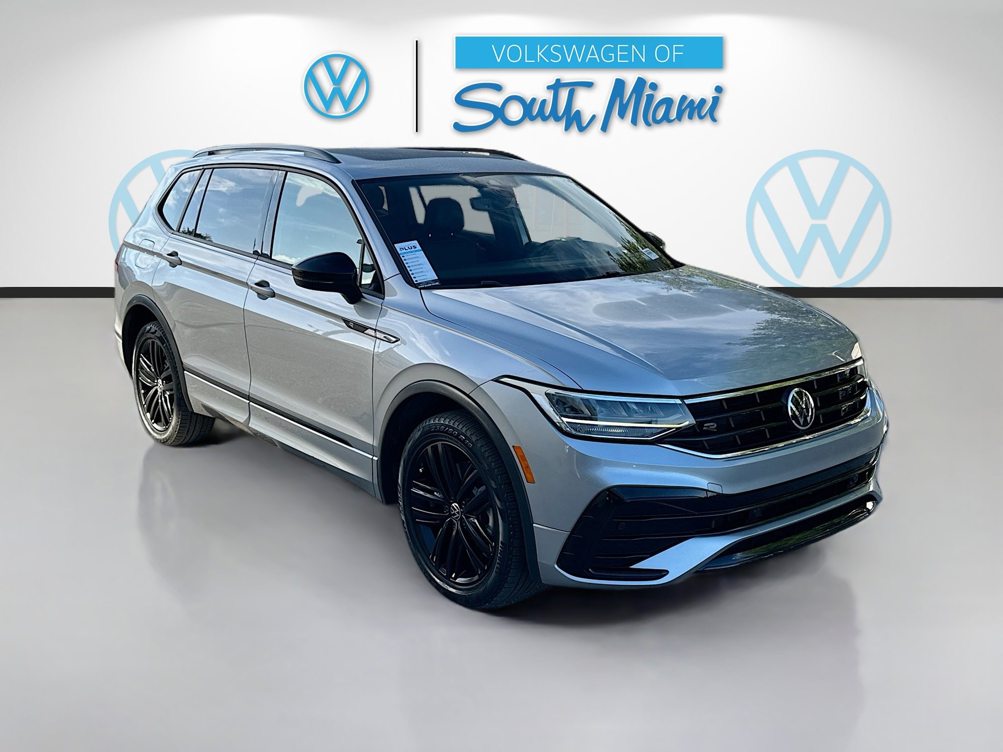 2022 Volkswagen Tiguan SE R-LINE BLACK's photo
