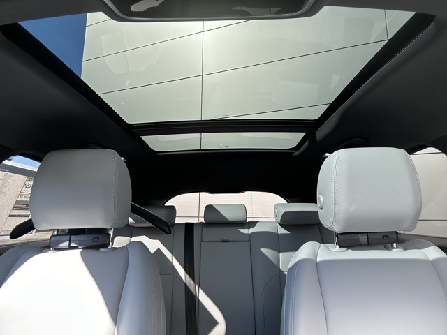 2026 Land Rover Range Rover Velar SE photo 2
