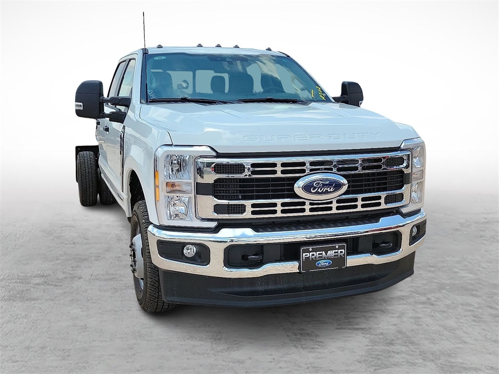 2025 Ford F-350 photo 2