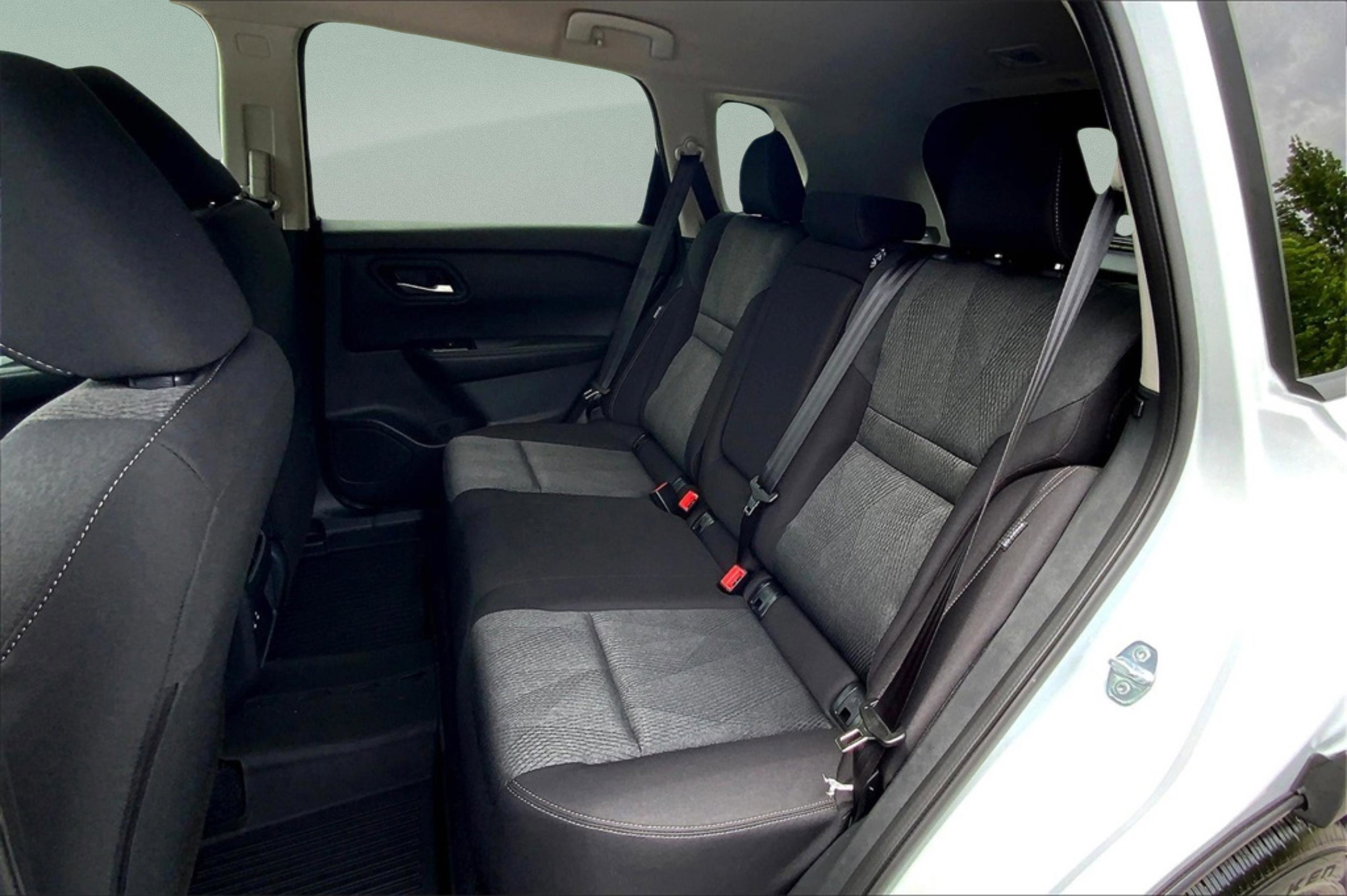 2025 Nissan Rogue SV photo 7