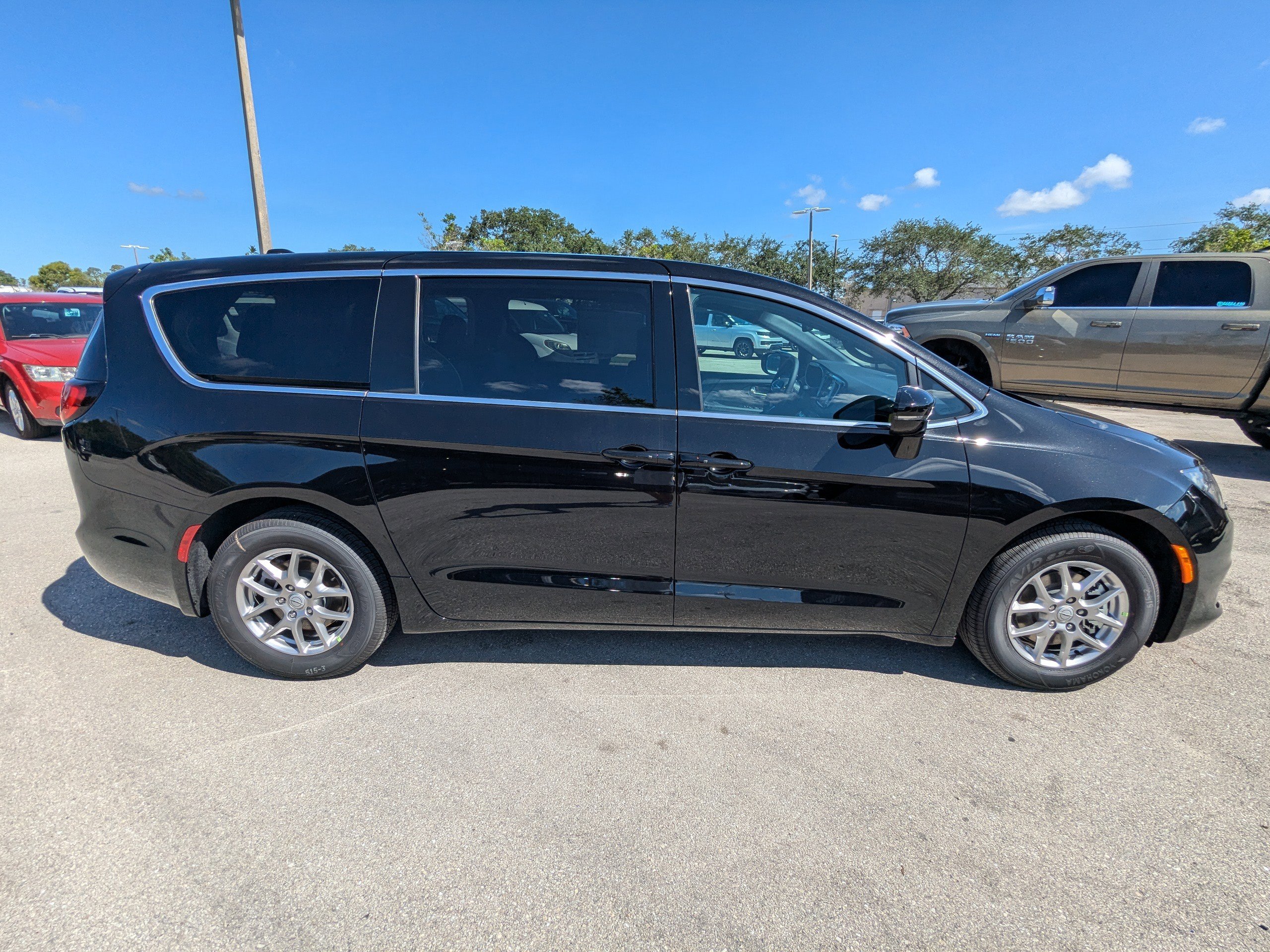2025 Chrysler Voyager LX photo 4