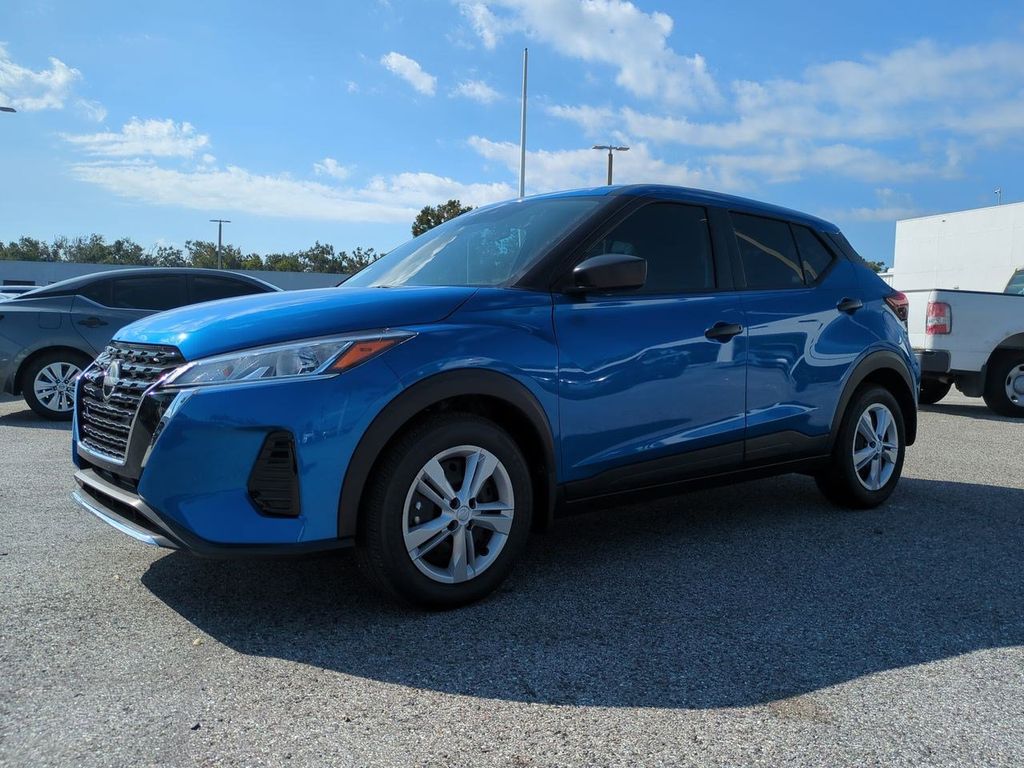2025 Nissan Kicks Play S photo 2