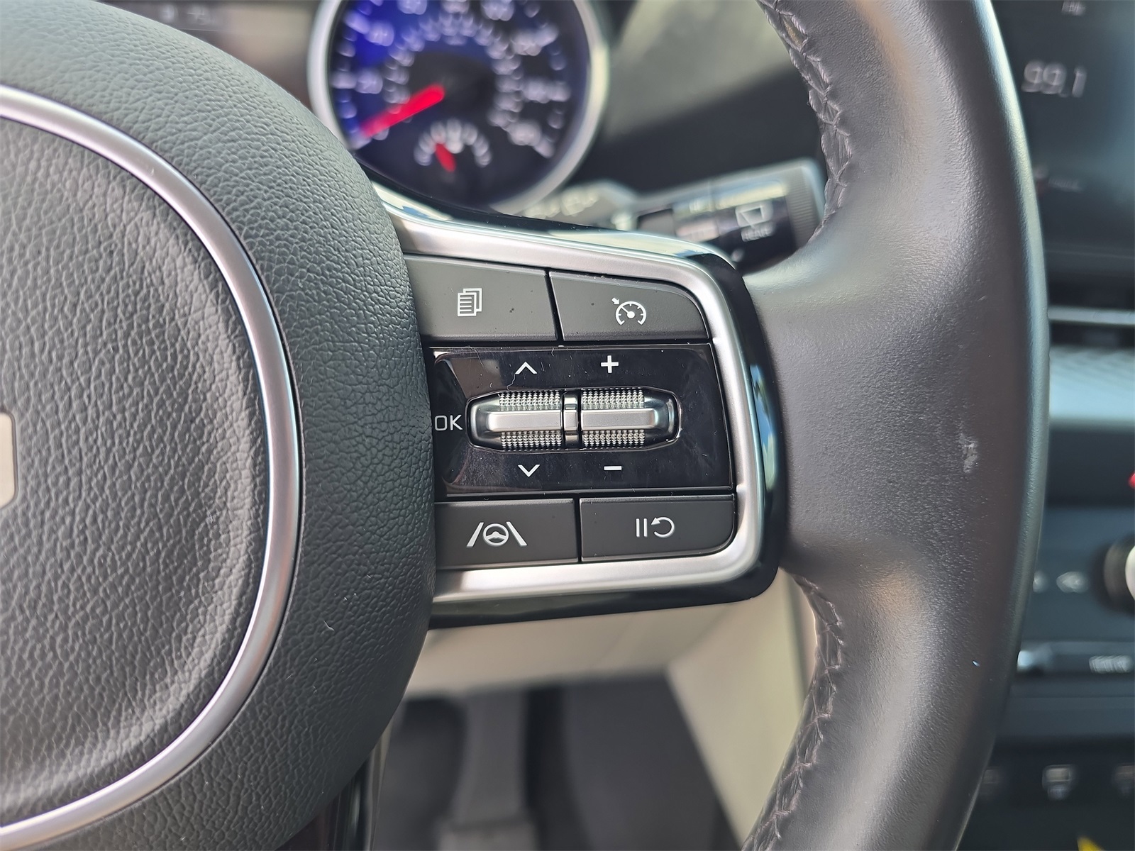 2024 Kia Carnival LX photo 23