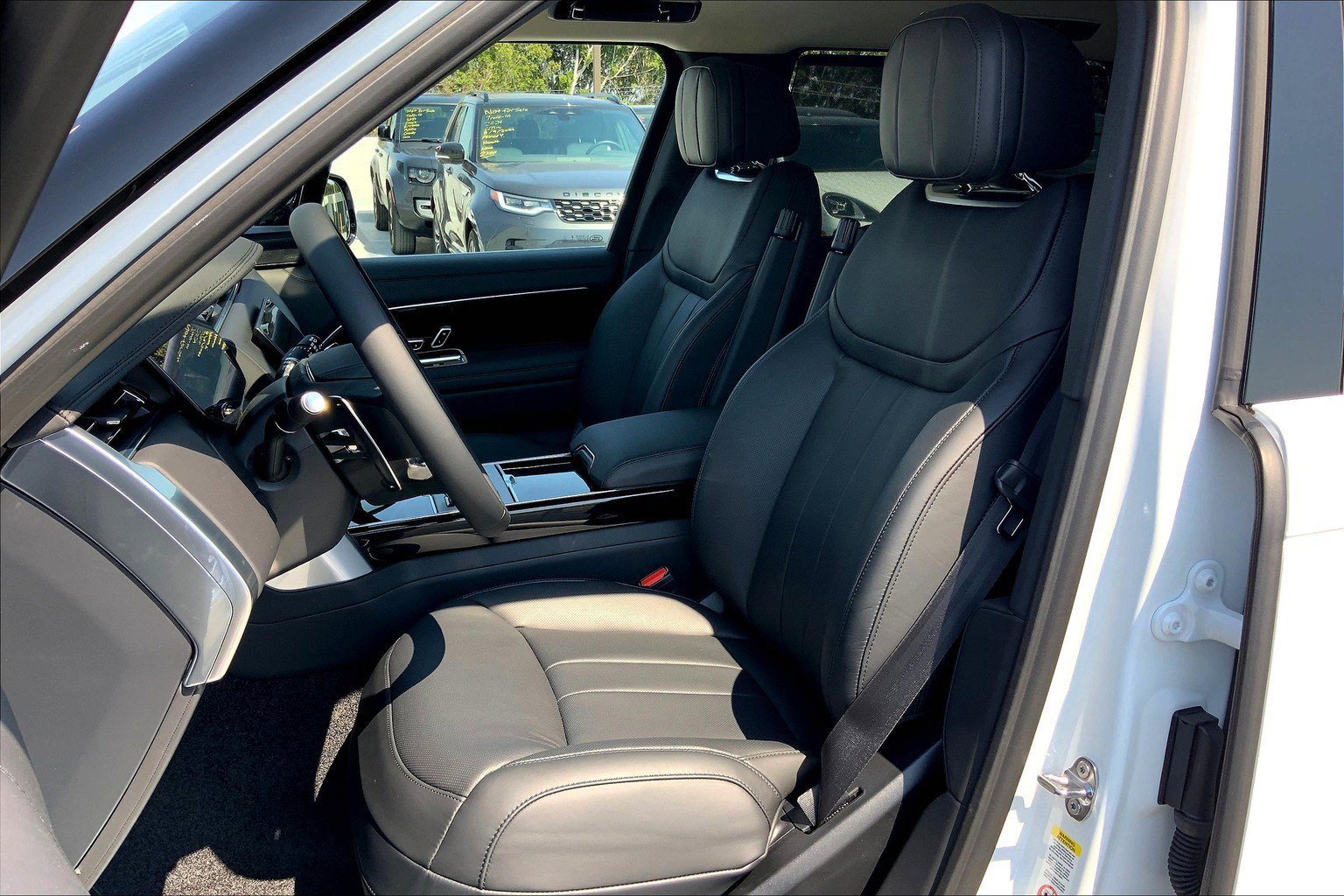 2025 Land Rover Range Rover SE photo 4