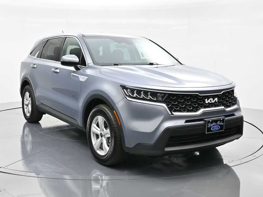 2022 Kia Sorento LX's photo