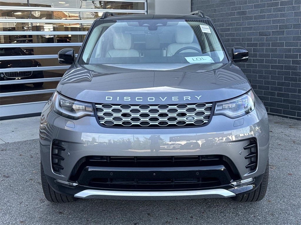 2026 Land Rover Discovery photo 2