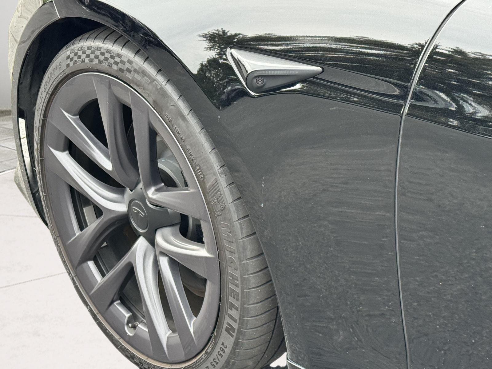 2022 Tesla Model S Plaid photo 42