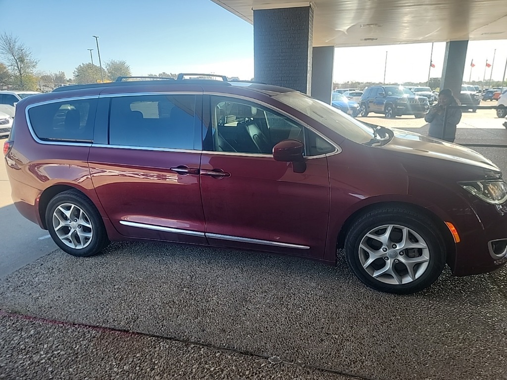 2017 Chrysler Pacifica Touring L photo 4