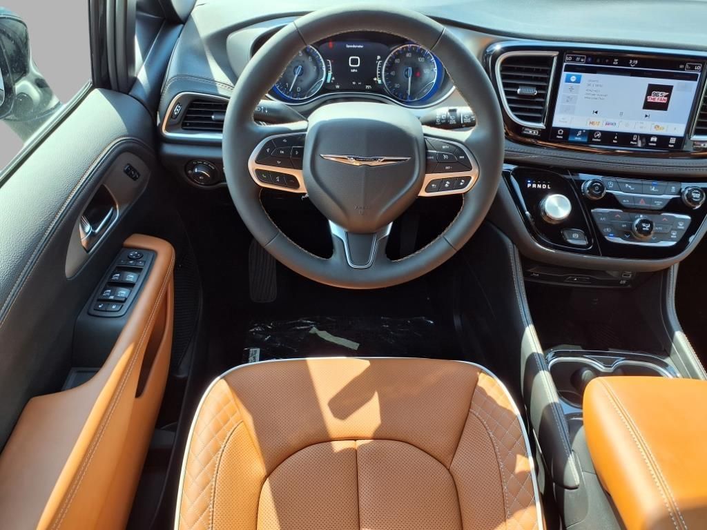 2026 Chrysler Pacifica Pinnacle photo 4