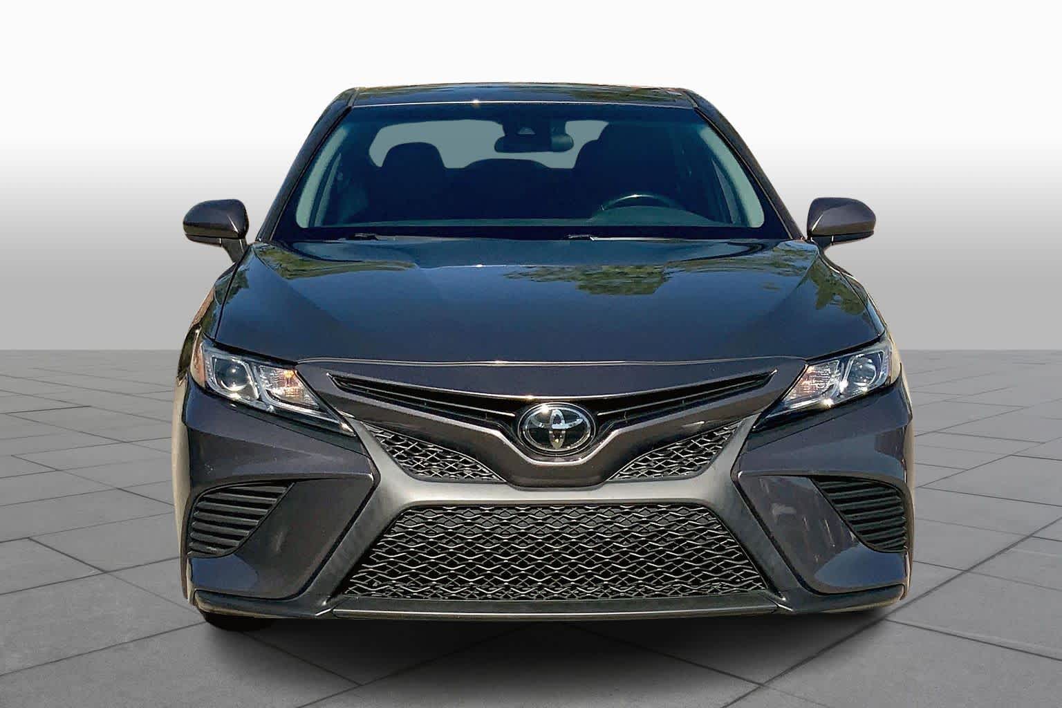 2018 Toyota Camry SE photo 3