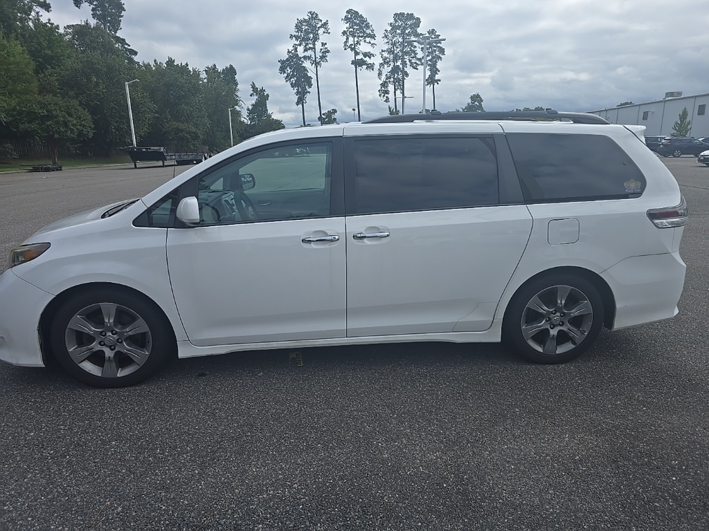 2014 Toyota Sienna SE photo 8