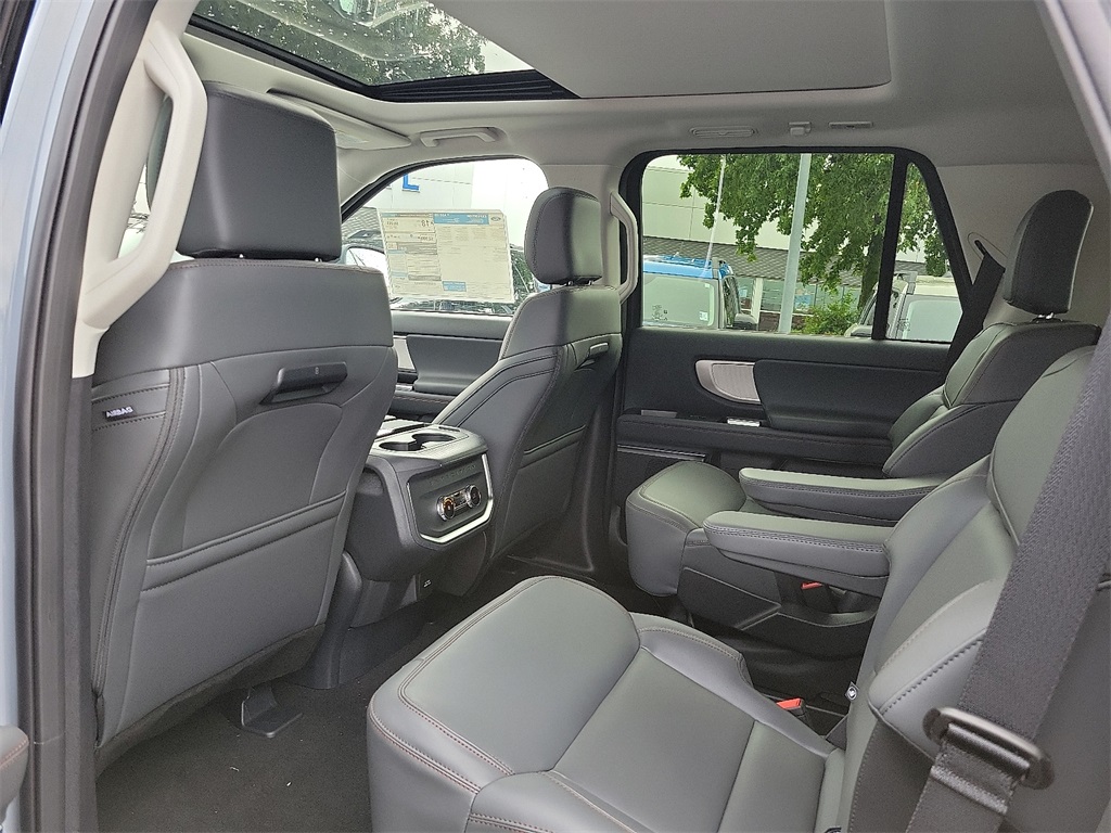 2025 Ford Expedition photo 9