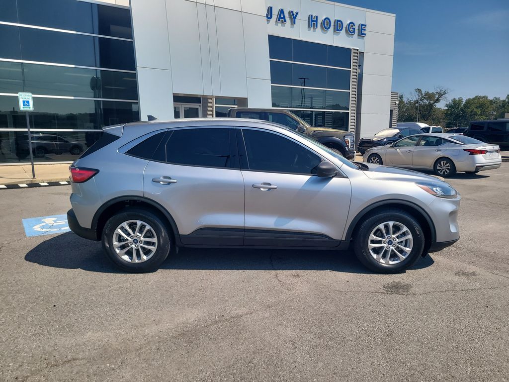 2022 Ford Escape Hybrid SE photo 2
