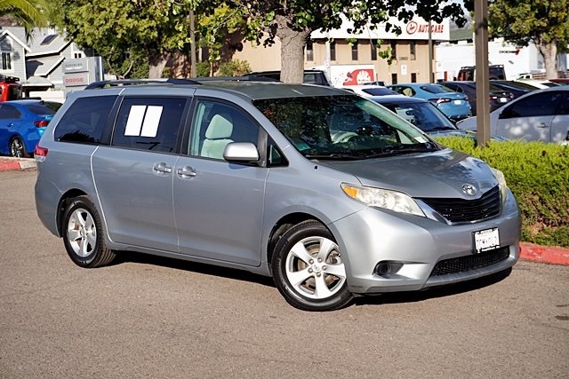 Used 2014 Silver Toyota LE image 2