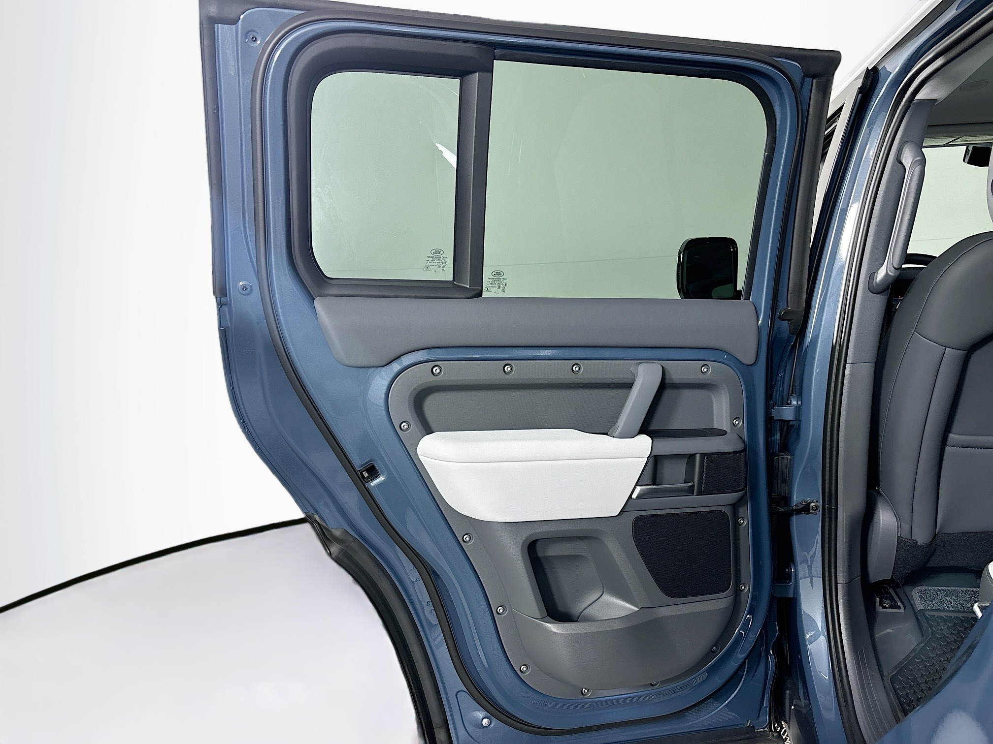 2025 Land Rover Defender 110 S photo 18