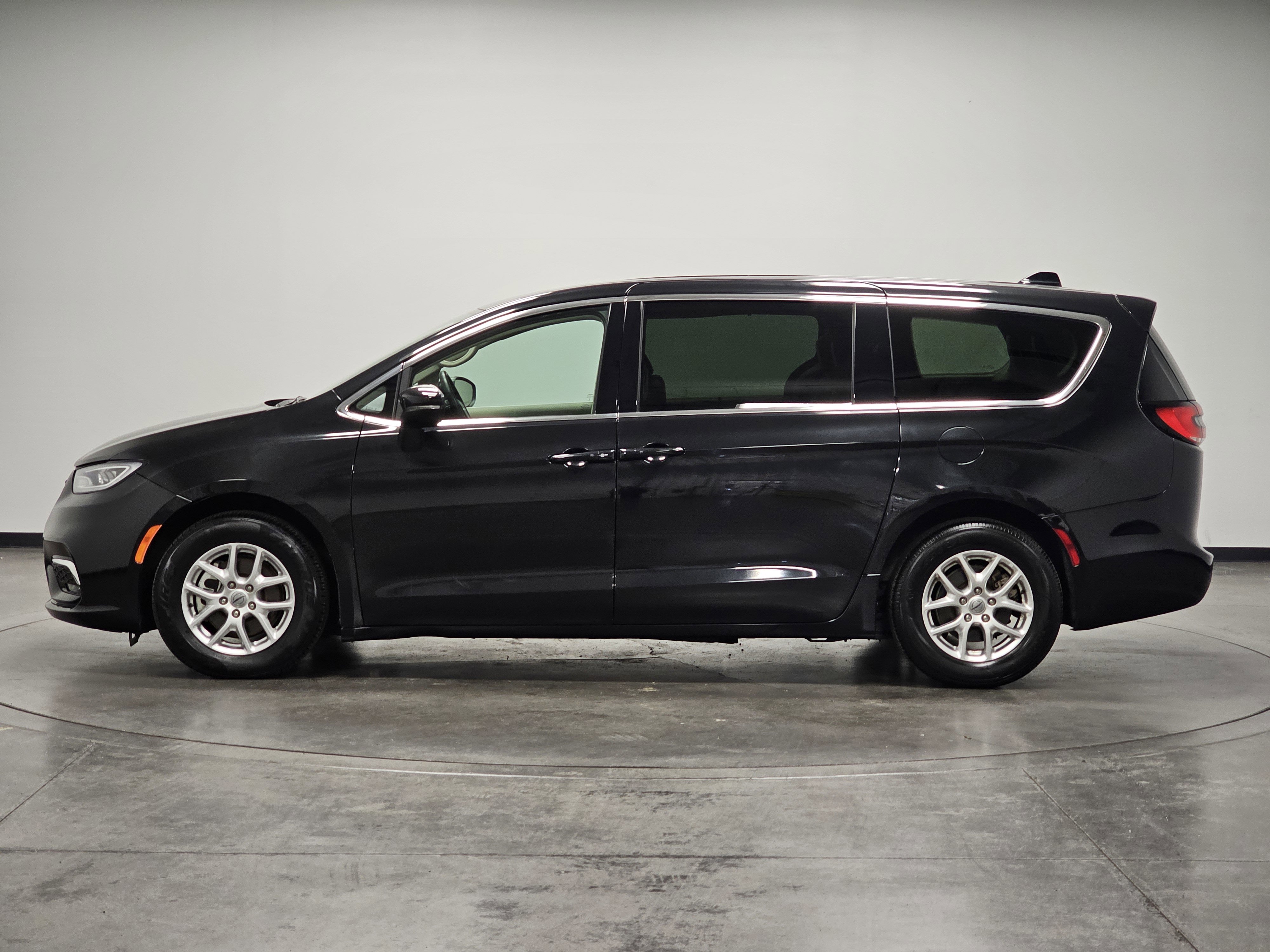 2023 Chrysler Pacifica Touring L photo 3
