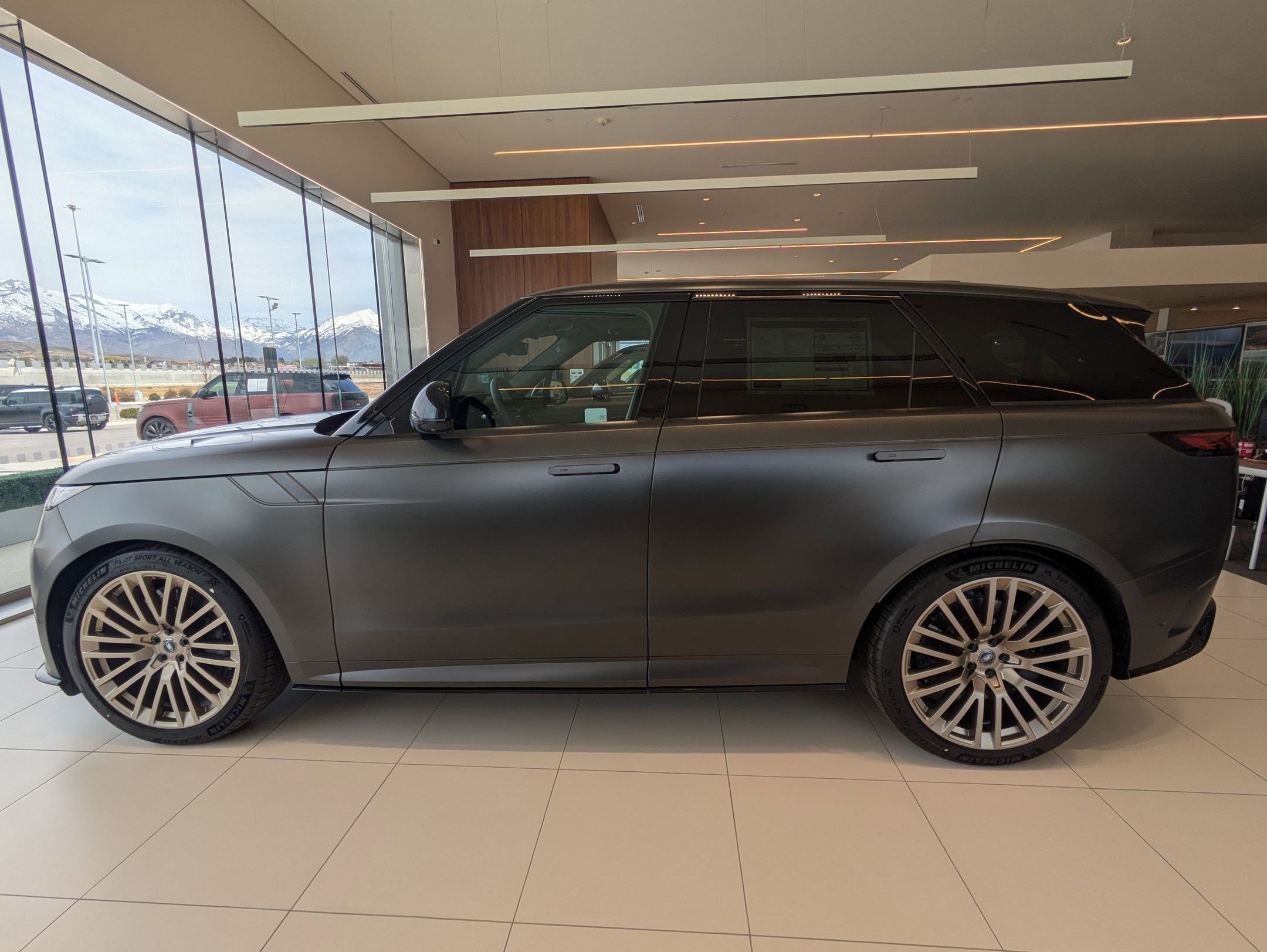 2025 Land Rover Range Rover Sport photo 2
